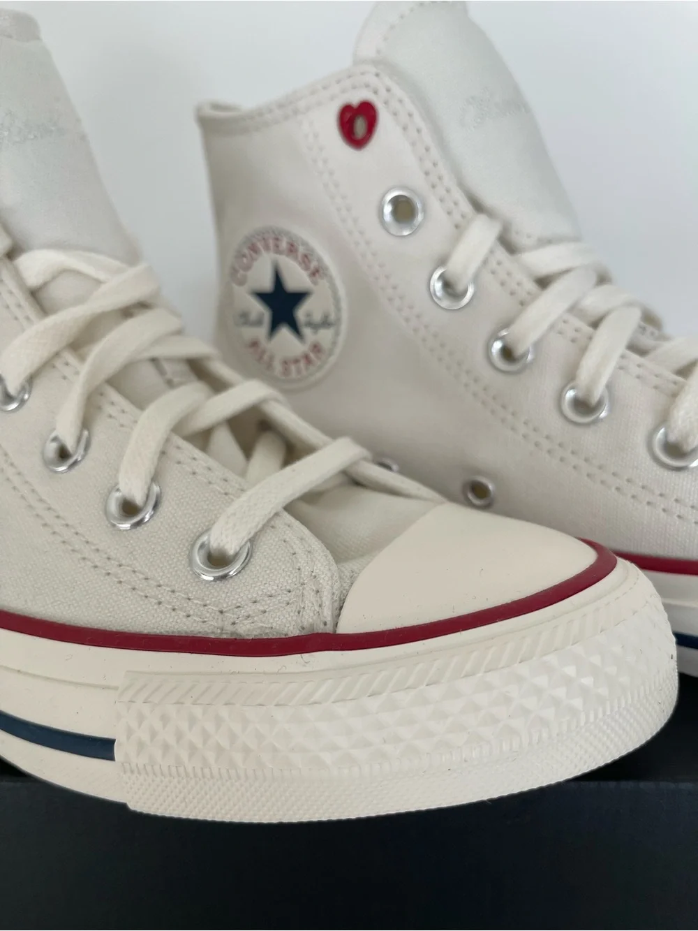 Converse Chuck Taylor All Star High top Women 6.5 Hearts style A19055C NIB